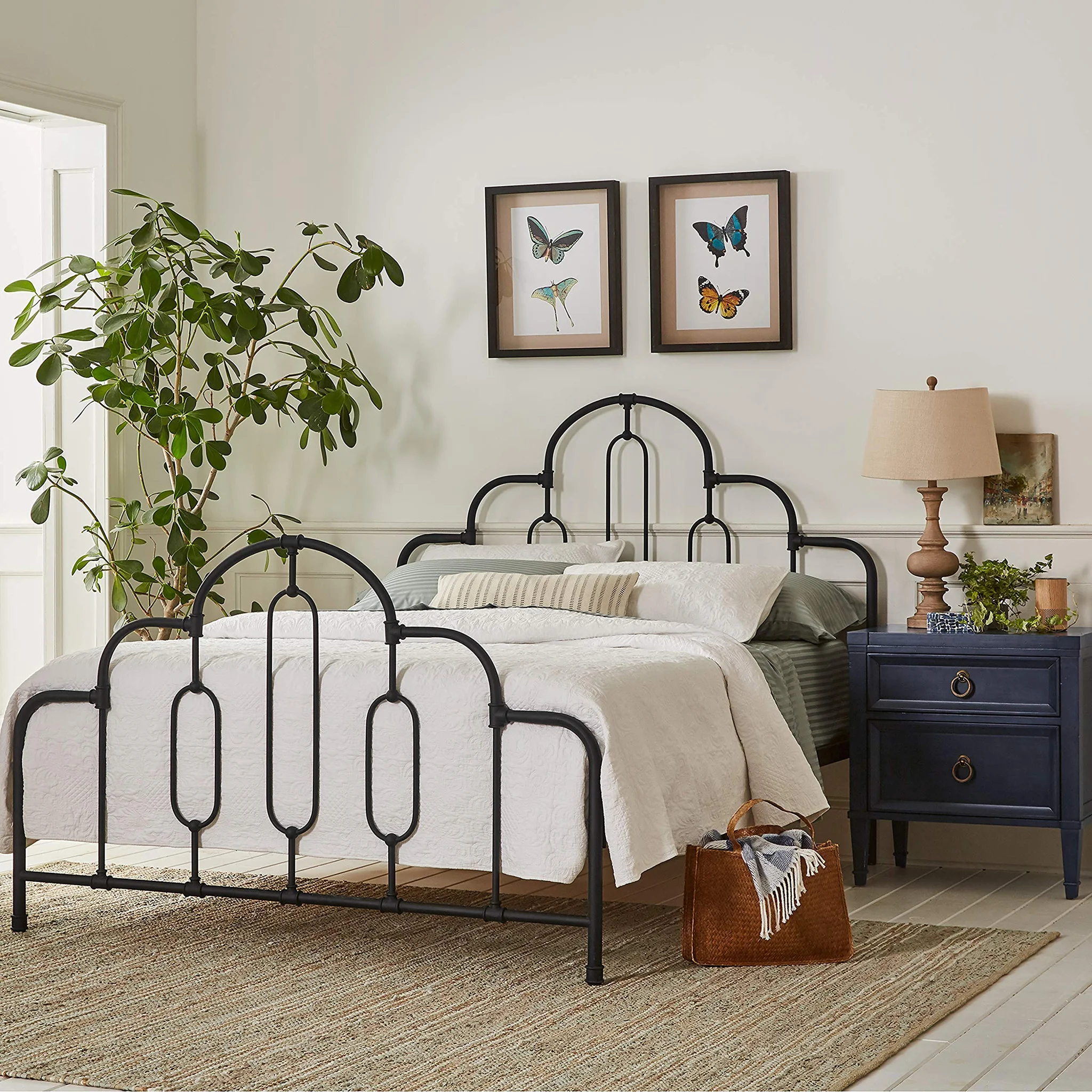 Victorian-Style Black Metal Bed Frame with Arched Headboard